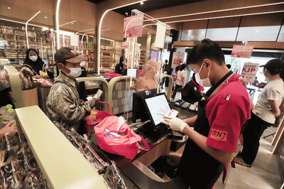 Karyawan menata bahan pangan di Jakarta, Senin (28/3/2022).
