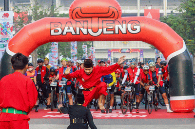 Sekretaris Jenderal DPP PDIP Hasto Kristiyanto melepas kegiatan Banteng Ride & Night Run yang berlangsung di kawasan Gelora Bung Karno, Jakarta.