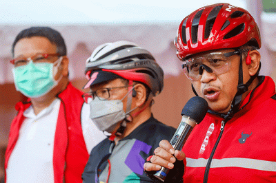 Sekretaris Jenderal DPP PDIP Hasto Kristiyanto melepas kegiatan Banteng Ride & Night Run yang berlangsung di kawasan Gelora Bung Karno, Jakarta.
