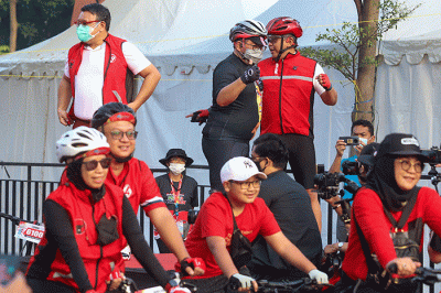 Sekretaris Jenderal DPP PDIP Hasto Kristiyanto melepas kegiatan Banteng Ride & Night Run yang berlangsung di kawasan Gelora Bung Karno, Jakarta.