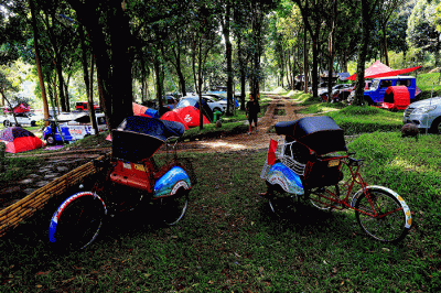 Berwisata di alam terbuka dan mendirikan tenda menjadi tren masyarakat selama pandemi.