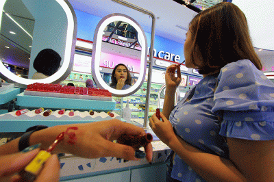 Refleksi cermin pengunjung saat berada di dalam gerai produk kecantikan di BeautyHaul di Margo City, Depok, Jawa Barat, Senin (28/3/2022).