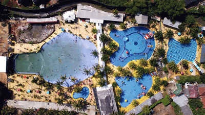 Foto udara wahana bermain air Putri Duyung Waterboom terlihat lengang di kawasan Sawangan, Depok, Jawa Barat, Minggu, (27/3/2022).