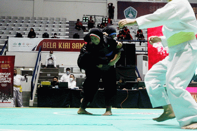 Pendekar silat Pagar Nusa saat bertanding dalam kejuaraan Nasional Keempat Sesi 2 Pagar Nusa di Padepokan Pencak Silat TMII, Jakarta, Minggu (27/3/2022).