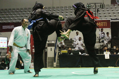 Pendekar silat Pagar Nusa saat bertanding dalam kejuaraan Nasional Keempat Sesi 2 Pagar Nusa di Padepokan Pencak Silat TMII, Jakarta, Minggu (27/3/2022).