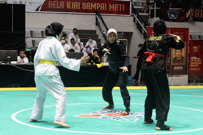 Pendekar silat Pagar Nusa saat bertanding dalam kejuaraan Nasional Keempat Sesi 2 Pagar Nusa di Padepokan Pencak Silat TMII, Jakarta, Minggu (27/3/2022).