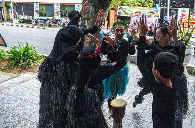 Peringatan Hari Teater Sedunia tahun 2022 di Taman Kambang Iwak, Palembang, Minggu (27/3/2022).