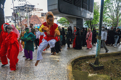 Peringatan Hari Teater Sedunia tahun 2022 di Taman Kambang Iwak, Palembang, Minggu (27/3/2022).