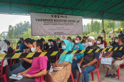 Vaksinator menyuntikan vaksin booster kepada karyawan di Gedung Training Center PPLI, Desa Nambo, Klapanunggal, Bogor, Jawa Barat, Minggu (27/3/2022).