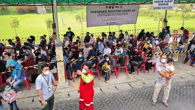 Vaksinator menyuntikan vaksin booster kepada karyawan di Gedung Training Center PPLI, Desa Nambo, Klapanunggal, Bogor, Jawa Barat, Minggu (27/3/2022).