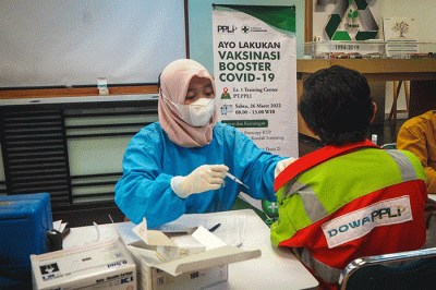 Vaksinator menyuntikan vaksin booster kepada karyawan di Gedung Training Center PPLI, Desa Nambo, Klapanunggal, Bogor, Jawa Barat, Minggu (27/3/2022).