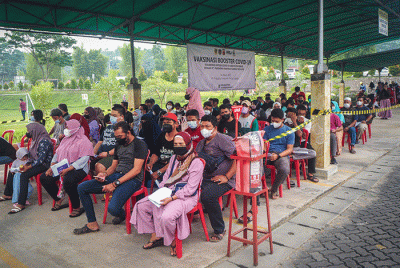 Vaksinator menyuntikan vaksin booster kepada karyawan di Gedung Training Center PPLI, Desa Nambo, Klapanunggal, Bogor, Jawa Barat, Minggu (27/3/2022).