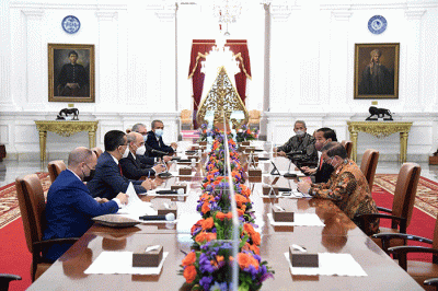 Presiden Joko Widodo menerima kunjungan Presiden Islamic Development Bank (IsDB), Mohammed Al Jasser, bersama delegasi di Istana Merdeka, Jakarta.