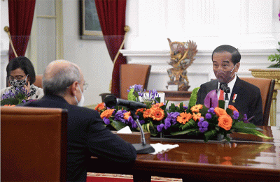 Presiden Joko Widodo menerima kunjungan Presiden Islamic Development Bank (IsDB), Mohammed Al Jasser, bersama delegasi di Istana Merdeka, Jakarta.