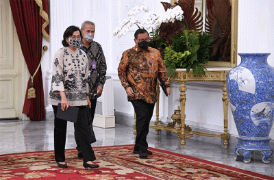 Presiden Joko Widodo menerima kunjungan Presiden Islamic Development Bank (IsDB), Mohammed Al Jasser, bersama delegasi di Istana Merdeka, Jakarta.