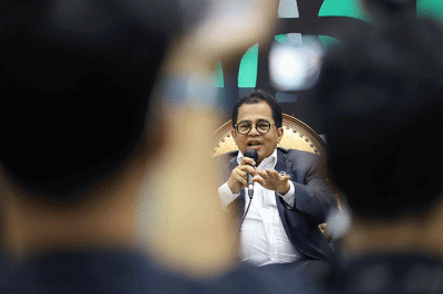 Sekretaris Jenderal DPR Indra Iskandar memberikan keterangan pers soal anggaran Rp48.7 miliar untuk penggantian gorden di rumah jabatan anggota dewan.