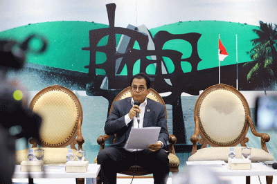 Sekretaris Jenderal DPR Indra Iskandar memberikan keterangan pers soal anggaran Rp48.7 miliar untuk penggantian gorden di rumah jabatan anggota dewan.