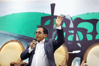 Sekretaris Jenderal DPR Indra Iskandar memberikan keterangan pers soal anggaran Rp48.7 miliar untuk penggantian gorden di rumah jabatan anggota dewan.