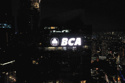 Kantor pusat BCA turut berpartisipasi dalam kegiatan Earth Hour 2022.