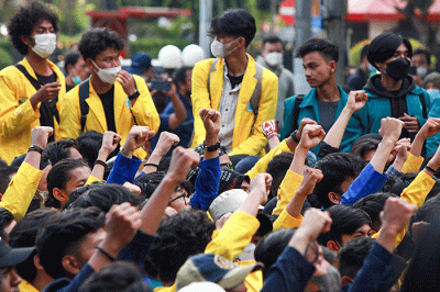 Ratusan mahasiswa yang tergabung dalam Badan Eksekutif Mahasiswa (BEM) Indonesia melakukan aksi unjuk rasa di depan Tugu Reformasi Trisakti.