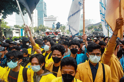Ratusan mahasiswa yang tergabung dalam Badan Eksekutif Mahasiswa (BEM) Indonesia melakukan aksi unjuk rasa di depan Tugu Reformasi Trisakti.