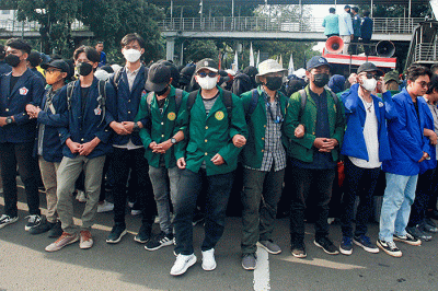 Ratusan mahasiswa yang tergabung dalam Badan Eksekutif Mahasiswa (BEM) Indonesia melakukan aksi unjuk rasa di depan Tugu Reformasi Trisakti.