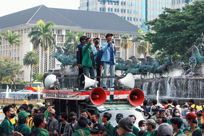 Ratusan mahasiswa yang tergabung dalam Badan Eksekutif Mahasiswa (BEM) Indonesia melakukan aksi unjuk rasa di depan Tugu Reformasi Trisakti.