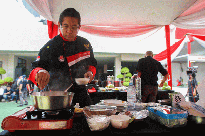 Dalam acara tersebut, chef Handry membuat masakan mulai dari botok, asinan betawi dan sup ikan gurame.