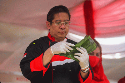 Dalam acara tersebut, chef Handry membuat masakan mulai dari botok, asinan betawi dan sup ikan gurame.