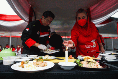 Dalam acara tersebut, chef Handry membuat masakan mulai dari botok, asinan betawi dan sup ikan gurame.