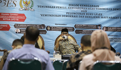 Anggota DPD Jimly Asshiddiqie saat menjadi pembicara dalam dialog kenegaraan di Media Centre kompleks Parlemen, MPR/DPR-DPD.
