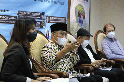 Anggota DPD Jimly Asshiddiqie saat menjadi pembicara dalam dialog kenegaraan di Media Centre kompleks Parlemen, MPR/DPR-DPD.
