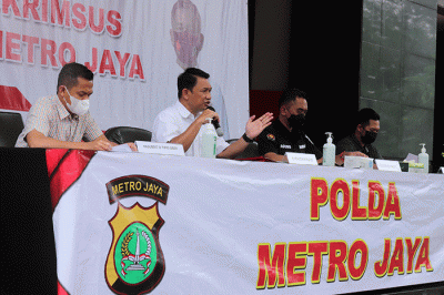 Polisi menunjukkan barang bukti saat pengungkapan kasus Dea Onlyfans di Dit Reskrimum Polda Metro Jaya, Jakarta Selatan, Selasa (29/3/2022).