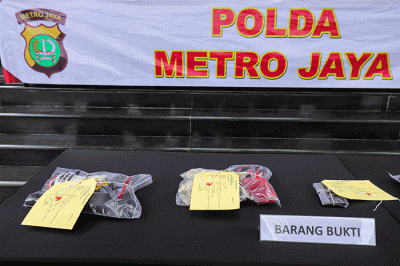 Polisi menunjukkan barang bukti saat pengungkapan kasus Dea Onlyfans di Dit Reskrimum Polda Metro Jaya, Jakarta Selatan, Selasa (29/3/2022).
