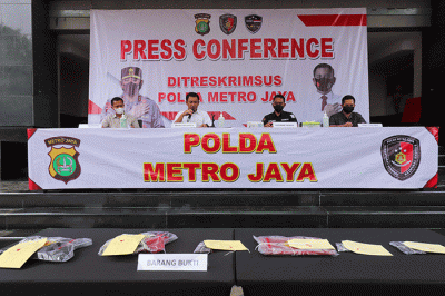 Polisi menunjukkan barang bukti saat pengungkapan kasus Dea Onlyfans di Dit Reskrimum Polda Metro Jaya, Jakarta Selatan, Selasa (29/3/2022).