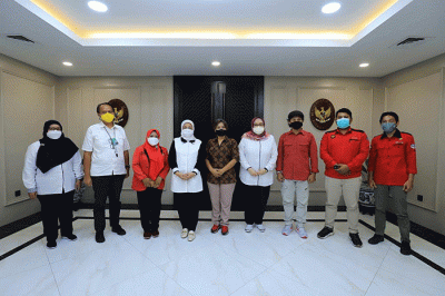 Menaker Ida Fauziyah saat menerima audiensi Ketua Umum Kongres Aliansi Serikat Buruh Indonesia (KASBI) Nining Elitos di Kemnaker.