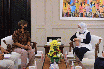 Menaker Ida Fauziyah saat menerima audiensi Ketua Umum Kongres Aliansi Serikat Buruh Indonesia (KASBI) Nining Elitos di Kemnaker.