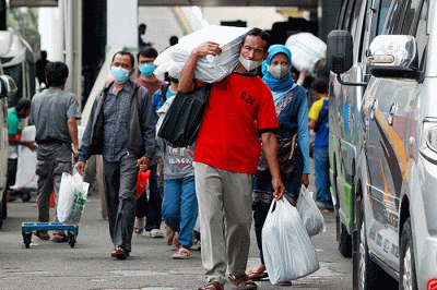 Aktivitas pengunjung saat memadati Pasar Tanah Abang, Jakarta, Selasa (29/3/2022).