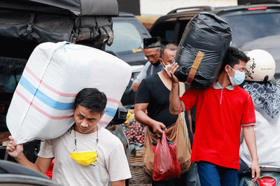 Aktivitas pengunjung saat memadati Pasar Tanah Abang, Jakarta, Selasa (29/3/2022).