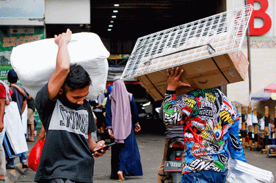 Aktivitas pengunjung saat memadati Pasar Tanah Abang, Jakarta, Selasa (29/3/2022).