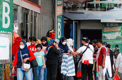 Aktivitas pengunjung saat memadati Pasar Tanah Abang, Jakarta, Selasa (29/3/2022).