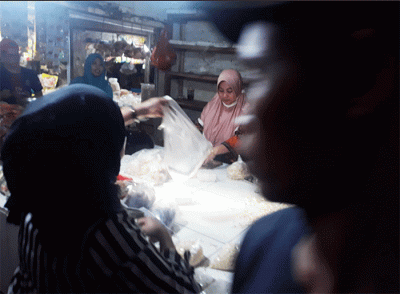 Pedagang melayani pembeli di Pasar Kecapi, Kota Bekasi, Jawa Barat, Selasa (29/3/2022).