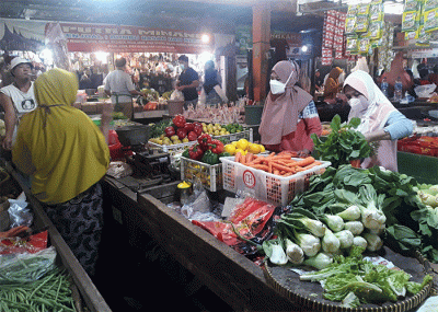Pedagang melayani pembeli di Pasar Kecapi, Kota Bekasi, Jawa Barat, Selasa (29/3/2022).