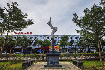 Pengendara saat beristirahat di rest area 88, Tol Cipularang, Jawa Barat, Senin. (28/3/2022).