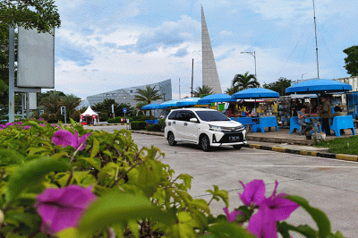 Pengendara saat beristirahat di rest area 88, Tol Cipularang, Jawa Barat, Senin. (28/3/2022).