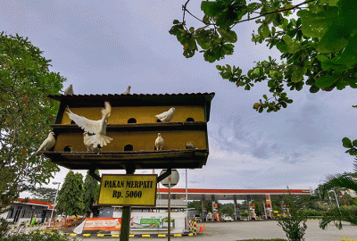 Pengendara saat beristirahat di rest area 88, Tol Cipularang, Jawa Barat, Senin. (28/3/2022).