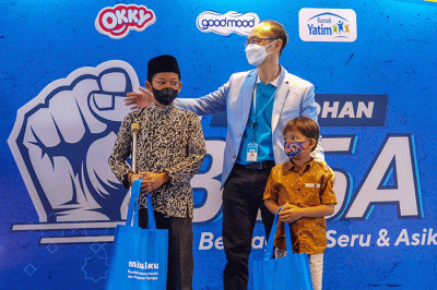 Bantuan dana pendidikan kepada anak-anak binaan rumah yatim di Jakarta, Selasa (29/3/2022).
