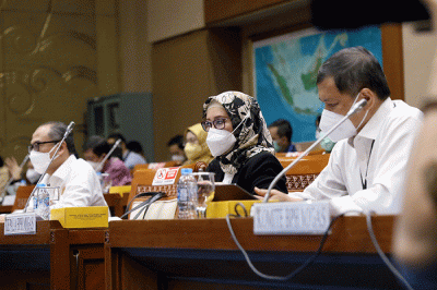 Direktur Utama Pertamina Nicke Widyawati mengikuti rapat dengar pendapat dengan Komisi VII DPR di Kompleks Parlemen, Senayan, Jakarta, Selasa (29/3/2022).