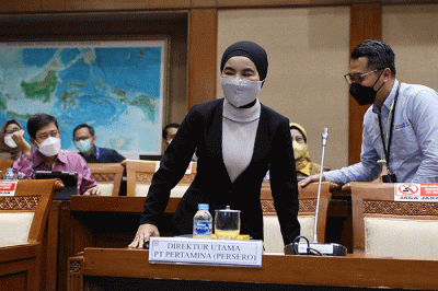 Direktur Utama Pertamina Nicke Widyawati mengikuti rapat dengar pendapat dengan Komisi VII DPR di Kompleks Parlemen, Senayan, Jakarta, Selasa (29/3/2022).