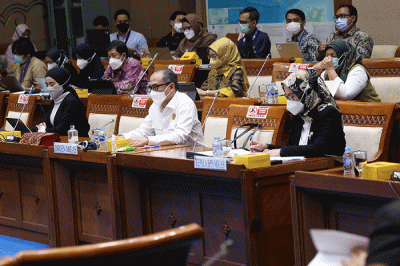 Direktur Utama Pertamina Nicke Widyawati mengikuti rapat dengar pendapat dengan Komisi VII DPR di Kompleks Parlemen, Senayan, Jakarta, Selasa (29/3/2022).